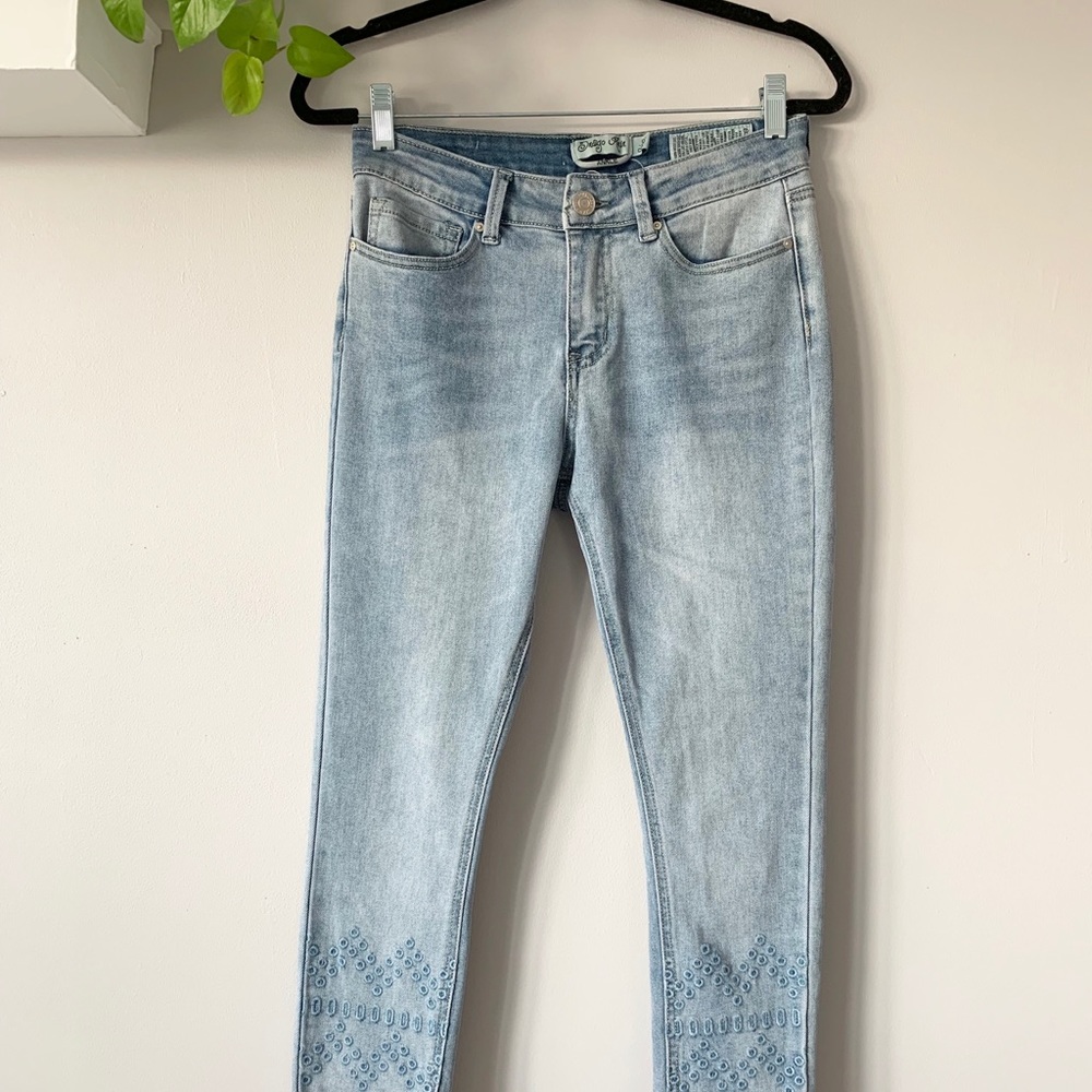 Light wash skinny jean with embroidery detail